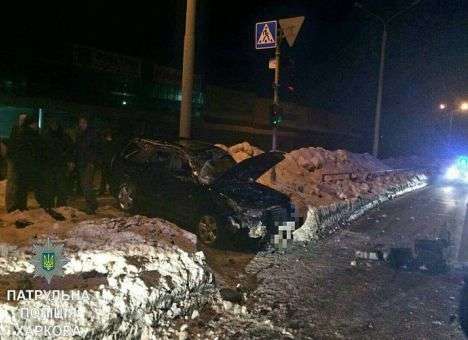 В Харькове сотрудники автомойки на чужой машине врезались в светофор (ФОТО)