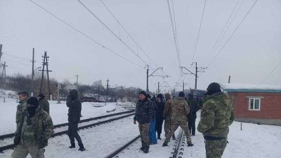 Вблизи Бахмута ветераны АТО перекрыли ж/д переезд (ФОТО)