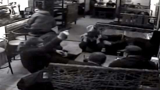 Пьяные прокуроры открыли стрельбу в кафе Покровска (видео)