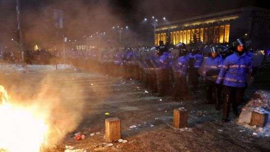 В Румынии на акции протеста вышли боле 140 тысяч человек (ФОТО)