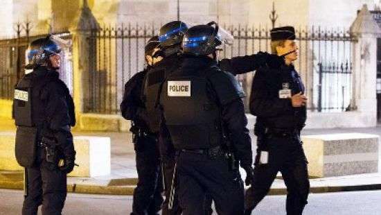 В Париже мужчина с ножом напал на военнослужащего