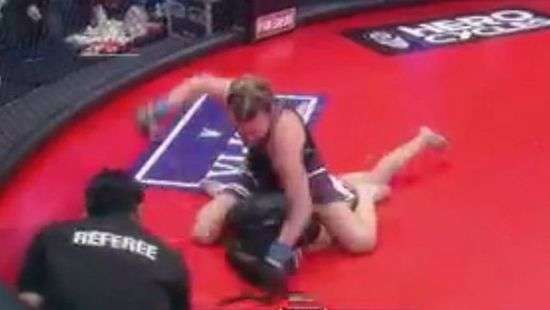 В боях без правил девушка получила более 50 ударов по голове