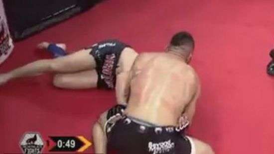 Боец ММА едва не задушил соперника (ВИДЕО)