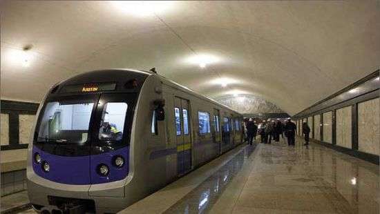 В Китае трехлетнюю кроху достали из-под поезда метро (видео)