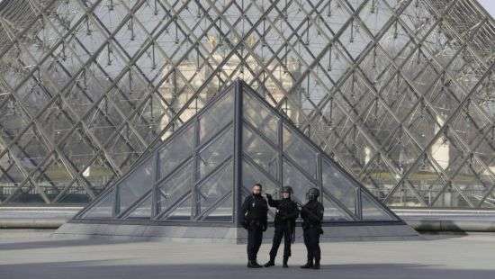 Напавший с ножом на военных у Лувра не дал показаний