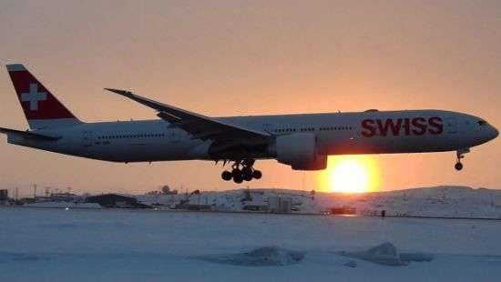 Пассажирский самолет сел в Канаде на одном двигателе (видео)