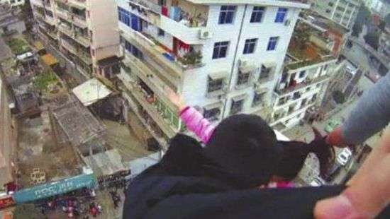 Китаец спас жену от суицида, поймав ее за волосы