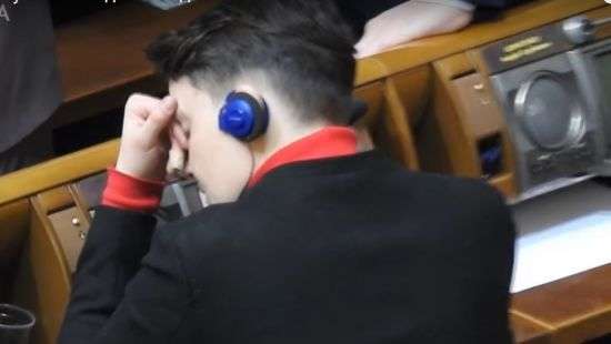 Савченко уснула на заседании в Раде (видео)