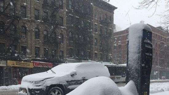 Появилось видео обрушившегося на Нью-Йорк снегопада