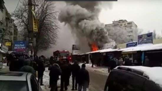 На Караваевых дачах в Киеве горит радиорынок (фото/видео)
