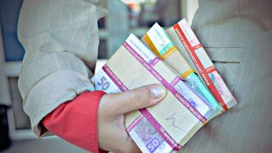 Украинцы забирают депозиты из банков