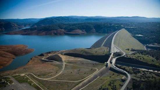 В США эвакуируют людей из-за разрушения самой высокой плотины