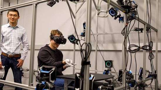 Основатель Facebook показал прототип перчаток виртуальной реальности