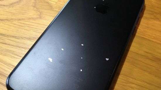 Владельцы iPhone 7 жалуются на отслаивающуюся краску