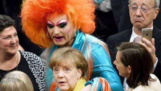 Соцсети взорвало фото перепуганной Меркель в объятиях травести-дивы