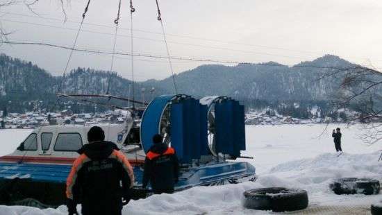 На Алтае продолжаются поиски рухнувшего в озеро вертолета с чиновниками