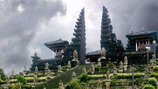 В Индонезии запретили День святого Валентина