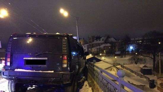 В Ровно пьяные девушки угнали внедорожник Hummer