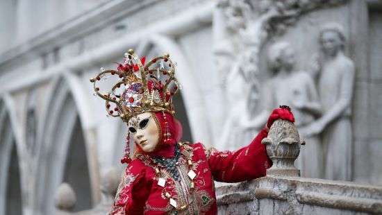 Венецианский карнавал охраняет полиция в масках (фото)