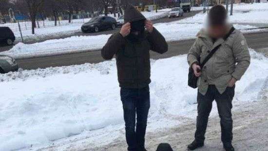 Чиновник за 112 тысяч обещал разрешение на работу восьми газовых заправок