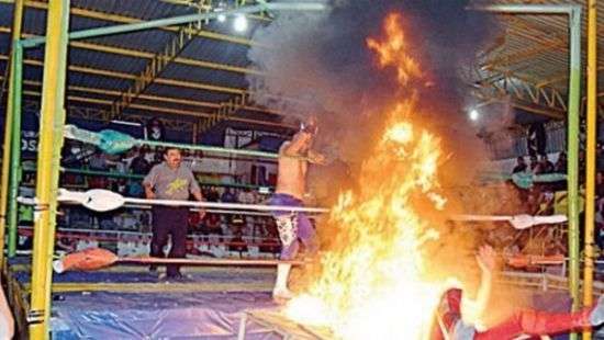 Рестлер едва не сгорел во время схватки (ВИДЕО)