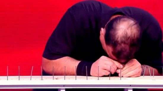 Американец установил рекорд по забиванию гвоздей головой (видео)