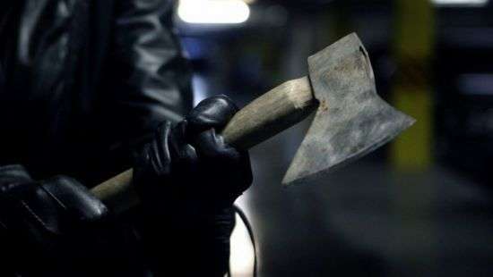 Посетитель прогнал из салона связи налетчиков с топорами