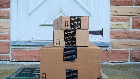 Amazon будет спускать посылки с воздуха