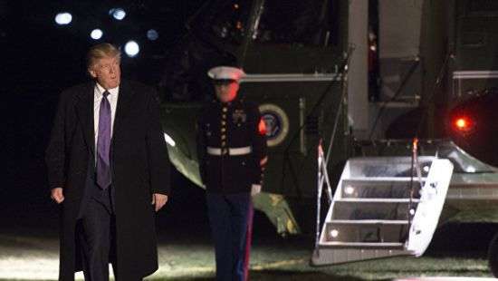 Журналисты выяснили, кто носит за Трампом ядерный чемоданчик