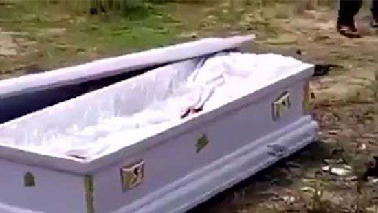 В Африке с похорон забрали покойника в качестве залога (видео)