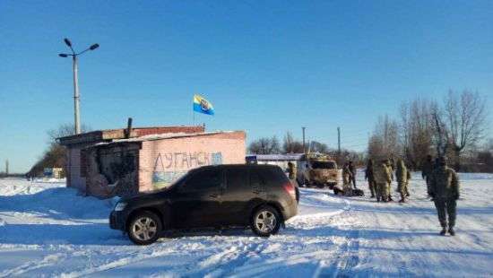 Участники блокады начали перекрывать автодороги на Донбассе (фото)
