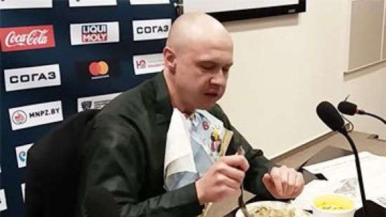 В Беларуси спортивный журналист съел газету (видео)