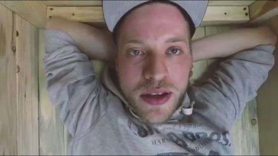 Российский блогер Габар  ведет трансляцию из гроба (видео)