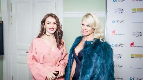 Памелла Андерсон подарила первой леди США шубу из искусственного меха