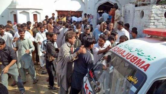 Число жертв теракта в храме Пакистана выросло до 80 человек