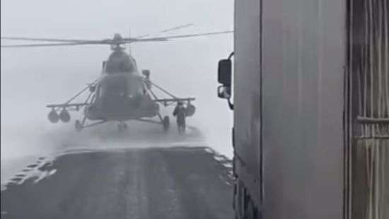 Военный вертолет приземлился на трассе, чтобы спросить дорогу (видео)