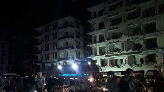 В Турции общежитие прокуроров подорвали заминированным авто, есть жертвы