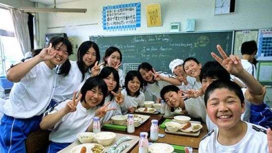 В Японии около 800 школьников отравились обедами