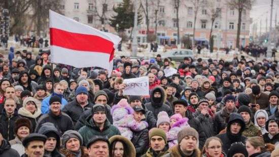 Против закона Лукашенко на улицы вышли сотни людей