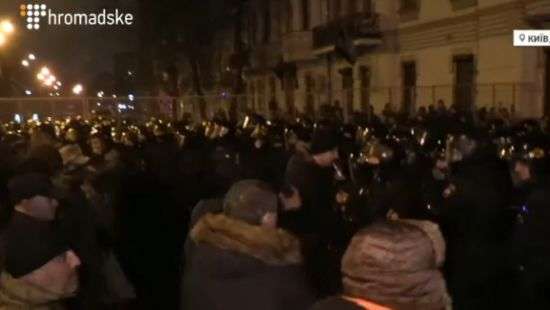 Под администрацию президента стянули полицию и Нацгвардию (видео)