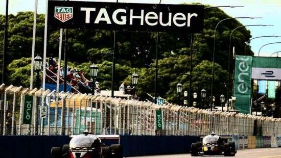 Первые гонки самоуправляемых автомобилей закончились аварией