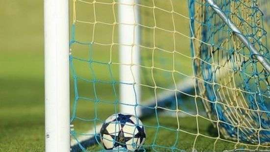 Английский вратарь съел пирог во время матча (ВИДЕО)