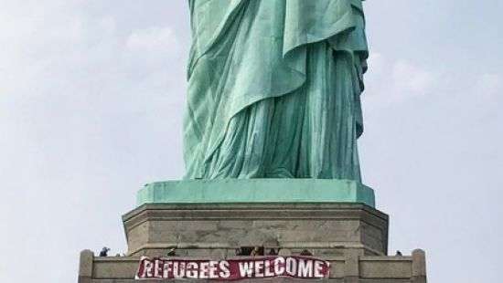 В США статуя Свободы «поприветствовала» мигрантов