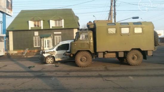 В Мариуполе военный грузовик наехал на легковушку