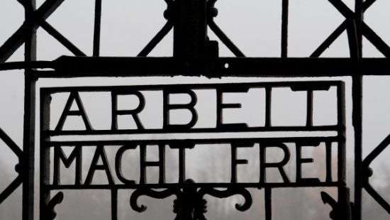 Украденные ворота концлагеря Дахау вернули на место