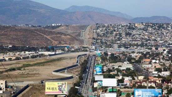 Мексиканец покончил с собой на границе с США