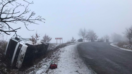 Автобус с пассажирами из-за тумана и гололеда лег на бок