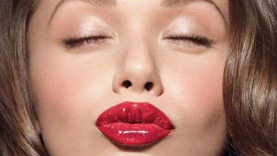 Косметологи назвали 5 способов натурального увеличения объема губ