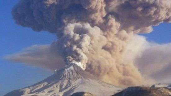 Ученый и его гид упали в жерло действующего вулкана и выжили