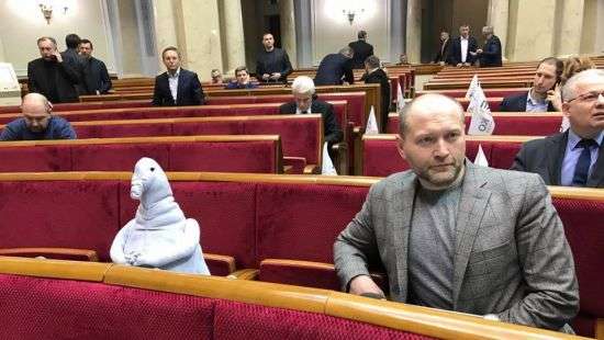 В Раде Ждун посидел у трибуны и в кресле нардепа